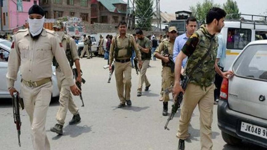 जम्मू-कश्मीर पुलिस ने 64 आतंकवादी सहयोगियों के घरों पर मारा छापा