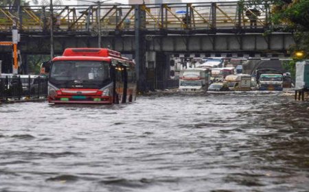 मुंबई में रेड अलर्ट! भारी बारिश और बाढ़ की चेतावनी, शहर हाई अलर्ट पर