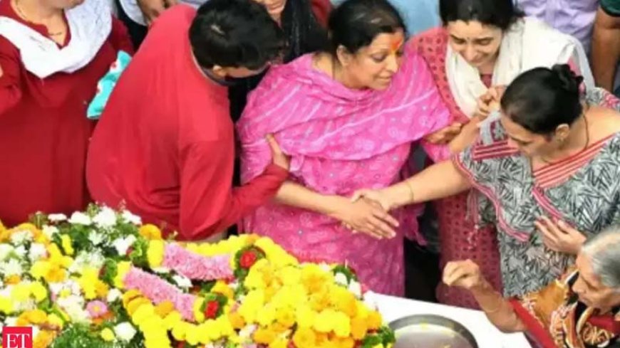 "हमारे दर्द के साथ राजनीति न करें": पहलगाम आतंकी हमले में मारे गए पर्यटक की पत्नी की अपील