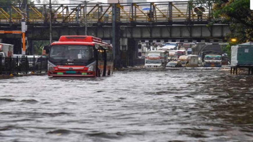 मुंबई में रेड अलर्ट! भारी बारिश और बाढ़ की चेतावनी, शहर हाई अलर्ट पर