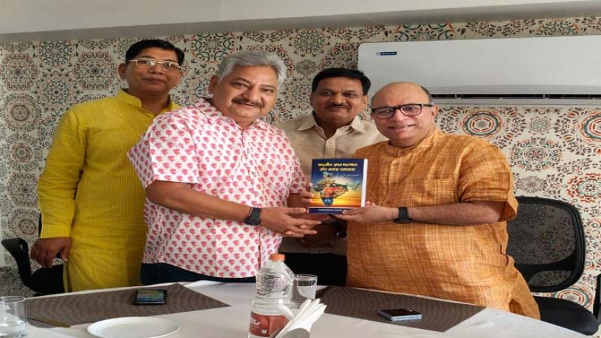 डॉ मनोहर भण्डारी की बहुचर्चित पुस्तक ‘भारतीय ज्ञान परंपरा और समग्र स्वास्थ्य’  सुप्रसिद्ध फिल्म निर्माता-निर्देशक और अभिनेता डॉक्टर चंद्र प्रकाश द्विवेदी को भेंट