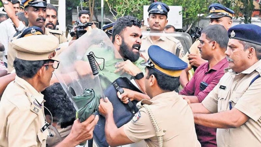 केरल विश्वविद्यालय में ‘भारत माता’ की छवि पर बवाल, KU बना संघर्ष का मैदान