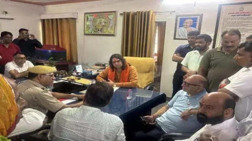 राजस्थान: SHO की कुर्सी पर बैठे BJP विधायक बालमुखुंदाचार्य, फोटो वायरल होने पर उठे सवाल