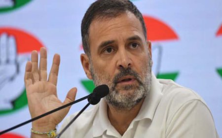 ‘लिखित हलफनामा देकर सबूत दें’: ‘वोट चोरी’ आरोपों पर चुनाव आयोग की राहुल गांधी व कांग्रेस को नसीहत