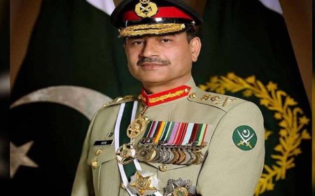 पाकिस्तानी सेना प्रमुख मुनीर ने खुद को सम्मानित किया, सियासी नेताओं को भी बंटे इनाम..भारत पर ‘जीत’ का दावा..!