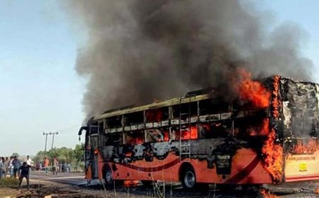 “वो रेंगते हुए मुख्य दरवाज़े तक पहुंचा और कई यात्रियों को बचाया” — जैसलमेर बस हादसे में हीरो बने कंडक्टर रफीक खान