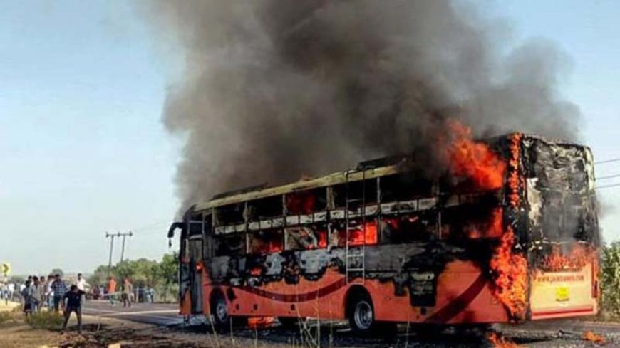“वो रेंगते हुए मुख्य दरवाज़े तक पहुंचा और कई यात्रियों को बचाया” — जैसलमेर बस हादसे में हीरो बने कंडक्टर रफीक खान