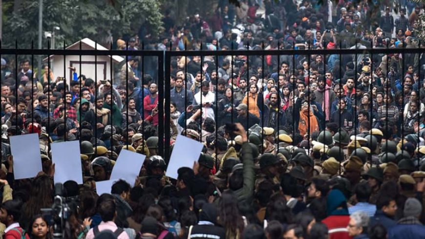 JNU में प्रदर्शन हिंसक हुआ: छात्रों की पुलिस से झड़प, 28 गिरफ्तार, 6 पुलिसकर्मी घायल