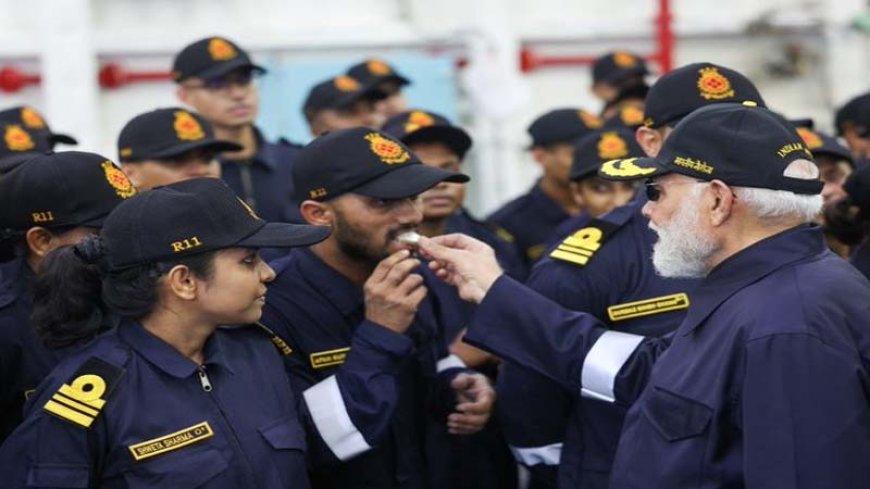 प्रधानमंत्री मोदी के लिए खास रही इस बार की दिवाली — भारतीय नौसेना के साथ INS विक्रांत पर मनाया पर्व