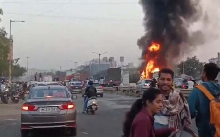 पुणे के नवाले ब्रिज पर दो ट्रकों के बीच कार दबने से 7 लोगों की मौत