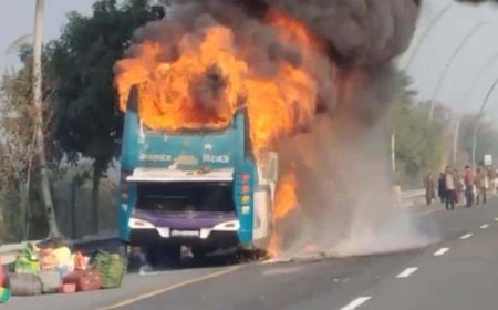 आगरा–लखनऊ एक्सप्रेसवे पर डबल डेकर बस में आग, जान बचाने के लिए यात्रियों ने बस से कूदकर निकाला बाहर