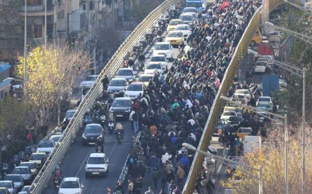 ईरान में विरोध प्रदर्शन तेज: आर्थिक गुस्से के बीच देशभर में फैला आक्रोश, कम से कम 6 की मौत