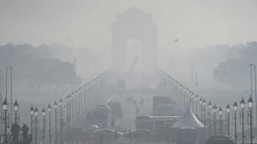 कड़ाके की ठंड के बीच घने कोहरे की चपेट में दिल्ली-एनसीआर, वायु गुणवत्ता ‘गंभीर’ श्रेणी में