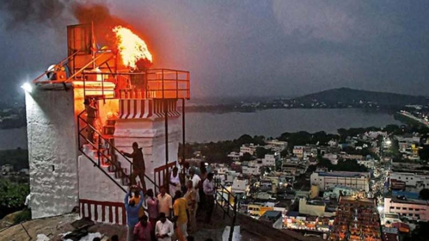 मदुरै पहाड़ी मंदिर विवाद: सुप्रीम कोर्ट ने 24 घंटे दीप जलाने की मांग पर केंद्र और तमिलनाडु सरकार से जवाब मांगा