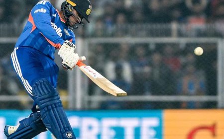 ‘रबर की परत’: श्रीलंका के भानुका राजपक्षे का आरोप—भारतीय खिलाड़ी क्रिकेट में ‘खास बैट’ इस्तेमाल करते हैं, इसे बताया खुला राज़..!