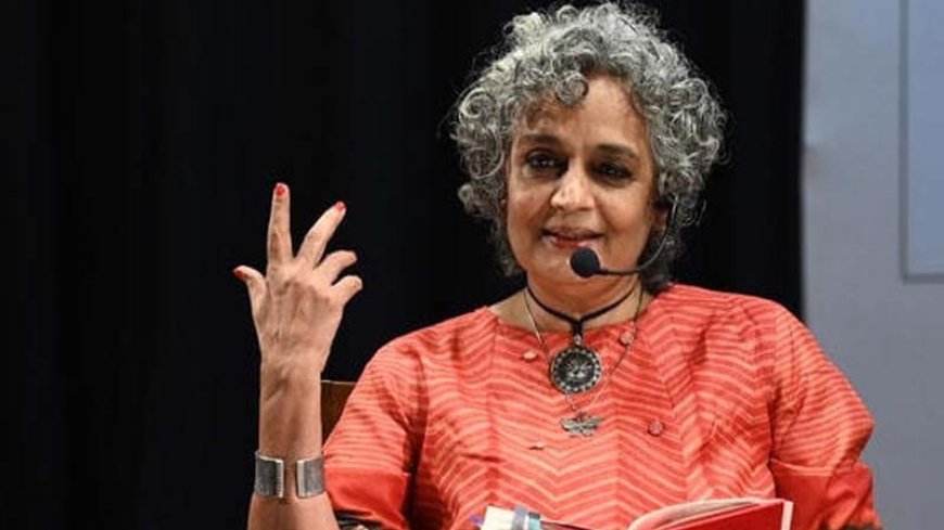 गाज़ा पर टिप्पणियों के विरोध में अरुंधति रॉय ने बर्लिन फिल्म फेस्टिवल से नाम वापस लिया