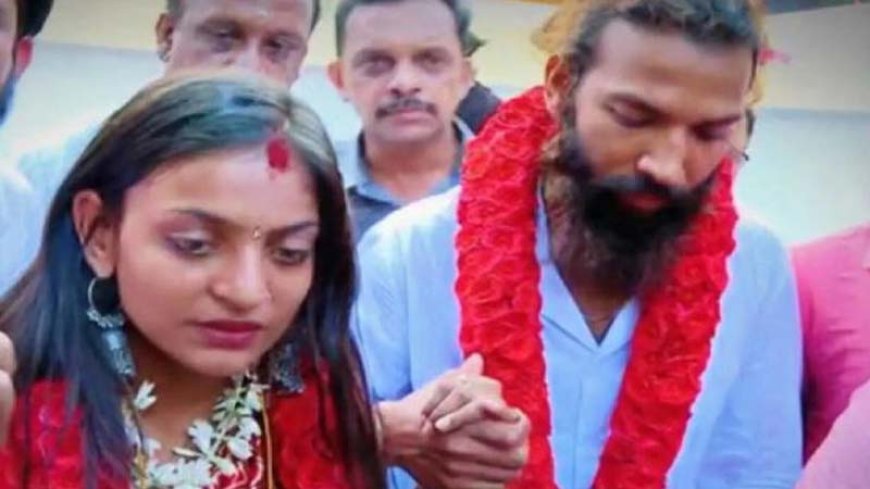 महाकुंभ में वायरल हुई मोनालिसा भोसले ने मुस्लिम बॉयफ्रेंड से मंदिर में की शादी, पुलिस सुरक्षा क्यों लेनी पड़ी?