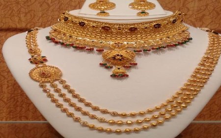 अक्षय तृतीया से पहले सोना ₹51 हजार और चांदी ₹2 लाख तक सस्ती, निवेशकों के लिए अवसर या जोखिम?