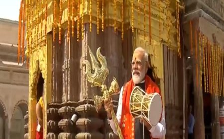 Narendra Modi ने काशी विश्वनाथ मंदिर में दर्शन किए, गंगा एक्सप्रेसवे का उद्घाटन किया