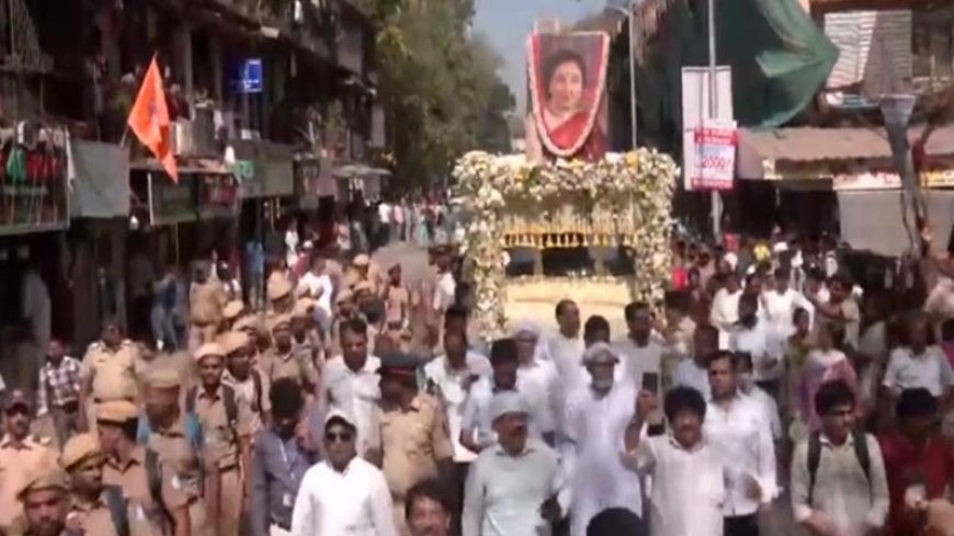 Asha Bhosle का अंतिम संस्कार: पपराज़ी पर भड़के Jackie Shroff और  बोले, ‘यह सवाल करने का समय नहीं..’