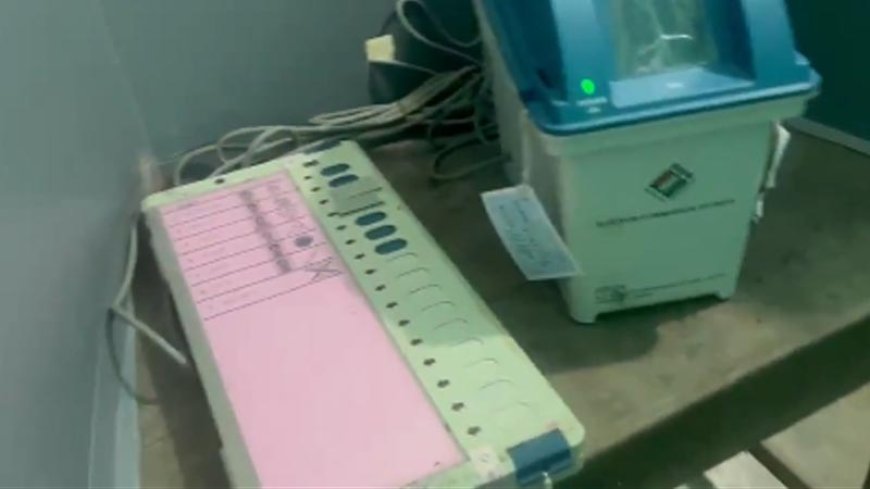 ‘डायमंड हार्बर मॉडल’: भाजपा का आरोप..ईवीएम में बटन पर टेप लगाकर वोटिंग रोकी गई