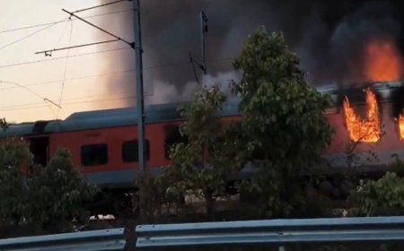 कोटा में दिल्ली जा रही राजधानी एक्सप्रेस में भीषण आग, 68 यात्रियों को सुरक्षित निकाला गया