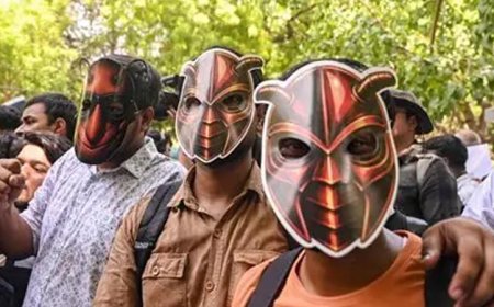 जंतर-मंतर पर कॉकरोच जनता पार्टी के प्रदर्शन के दौरान 6 लोग हिरासत में, परीक्षा अनियमितताओं के खिलाफ छात्रों का प्रदर्शन
