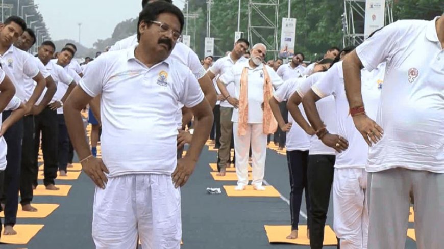 पीएम मोदी ने कोलकाता के रेड रोड से किया अंतरराष्ट्रीय योग दिवस समारोह का नेतृत्व, कार्यक्रम में शामिल हुए हजारों लोग