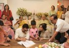 आमिर खान, गौरी स्प्रैट की शादी: पहली इनसाइड तस्वीर में कपल अपने बच्चों के साथ शादी के कागजात पर हस्ताक्षर करते हुए