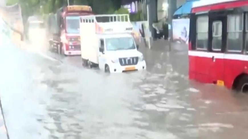 मुंबई में भारी बारिश का कहर, दिल्ली में भी मानसून के और अधिक मजबूत होने की संभावना