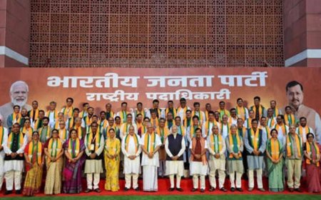 पीएम मोदी के साथ ग्रुप फोटो में, भाजपा की नई टीम ने दिया 'नारी शक्ति' का संदेश