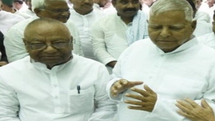 लालू प्रसाद यादव की आरजेडी (राजद) ने बिहार में अपनी सभी संगठनात्मक इकाइयों को भंग किया