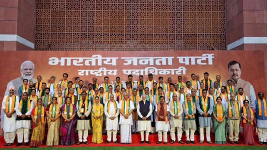 पीएम मोदी के साथ ग्रुप फोटो में, भाजपा की नई टीम ने दिया 'नारी शक्ति' का संदेश